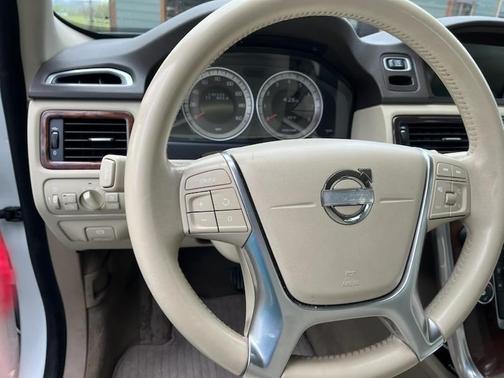White 2012 Volvo XC70 3.2