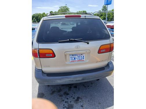 2000 Toyota Sienna LE