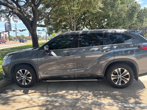Gray 2021 Toyota Highlander XLE