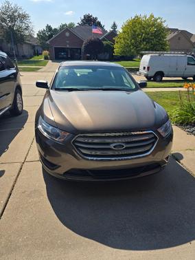 Beige 2015 Ford Taurus SE