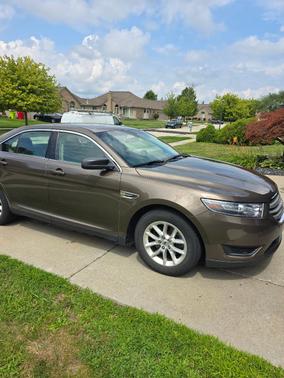 Beige 2015 Ford Taurus SE