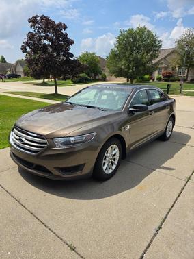 Beige 2015 Ford Taurus SE