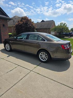 Beige 2015 Ford Taurus SE