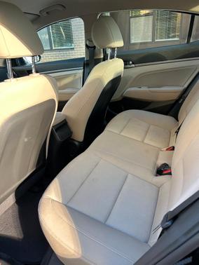 Black 2017 Hyundai ELANTRA SE