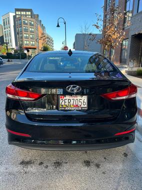 Black 2017 Hyundai ELANTRA SE
