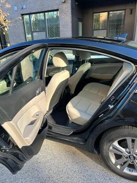 Black 2017 Hyundai ELANTRA SE
