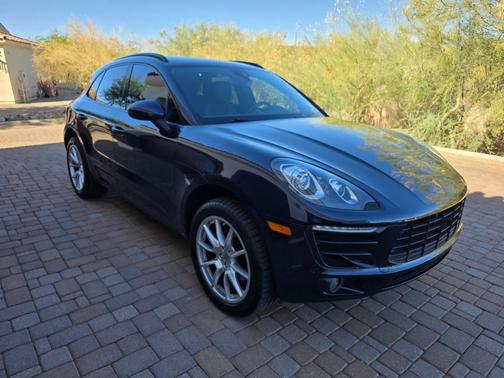 Blue 2018 Porsche Macan Macan