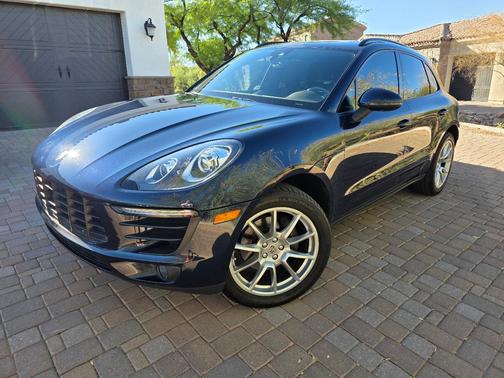 Blue 2018 Porsche Macan Macan