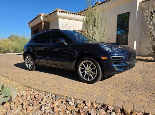 Blue 2018 Porsche Macan Macan