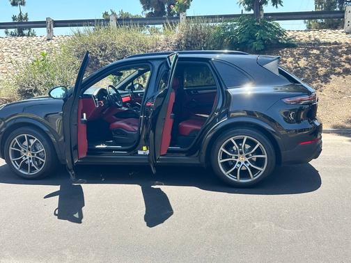2023 Porsche Cayenne Platinum Edition