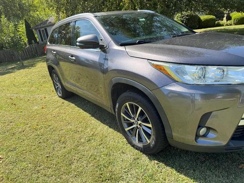 Gray 2019 Toyota Highlander XLE