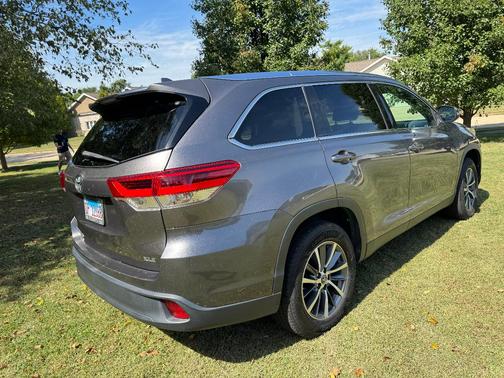 Gray 2019 Toyota Highlander XLE