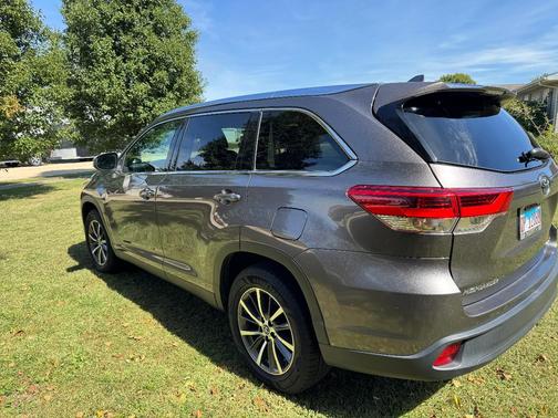 Gray 2019 Toyota Highlander XLE
