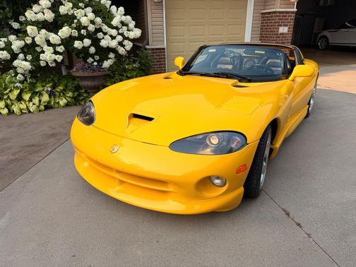 Yellow 2001 Dodge Viper RT-10