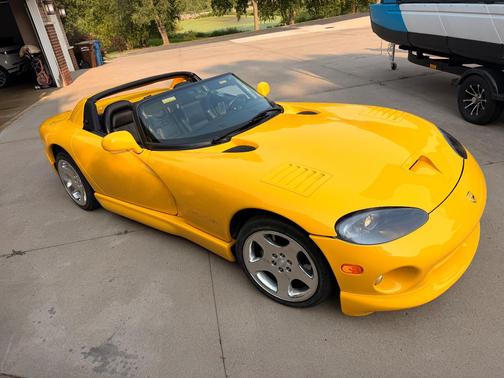 Yellow 2001 Dodge Viper RT-10