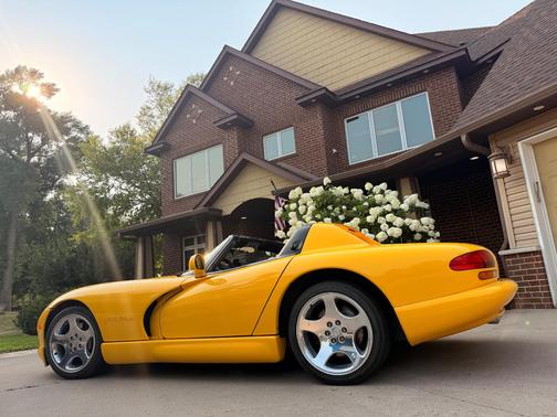 Yellow 2001 Dodge Viper RT-10
