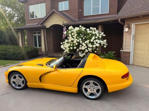 Yellow 2001 Dodge Viper RT-10