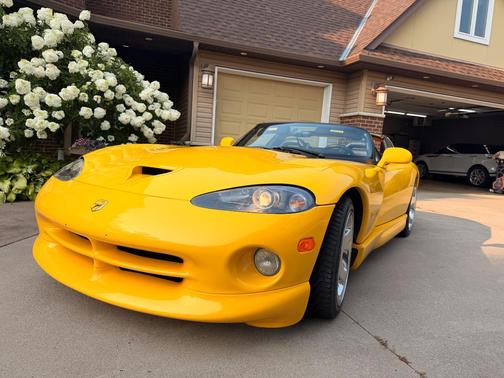 Yellow 2001 Dodge Viper RT-10