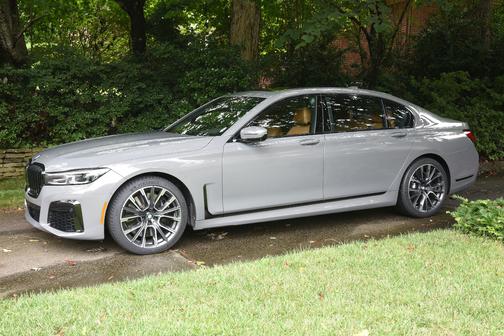 Gray 2022 BMW 740 i