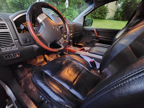 2005 INFINITI QX56 Base
