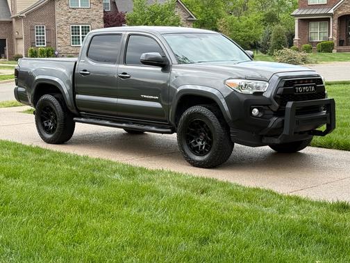 Gray 2017 Toyota Tacoma SR5