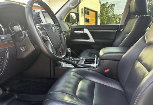 2018 Toyota Land Cruiser Base