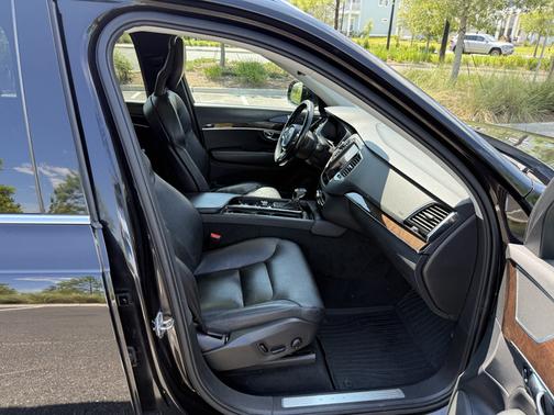 Black 2016 Volvo XC90 T6 Momentum