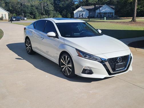 White 2022 Nissan Altima 2.5 Platinum