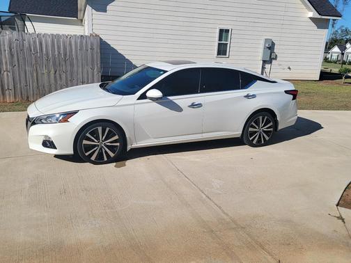 White 2022 Nissan Altima 2.5 Platinum