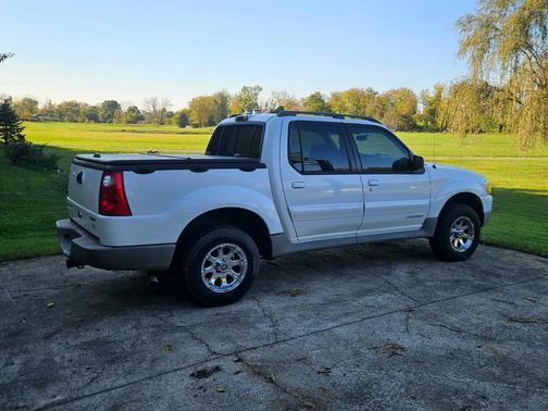White 2002 Ford Explorer Sport Trac Base