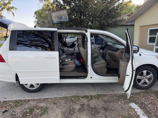 2011 Volkswagen Routan SE