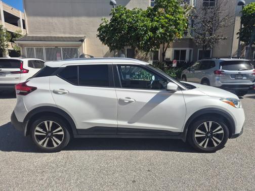 White 2020 Nissan Kicks SV