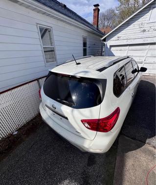White 2017 Nissan Pathfinder S