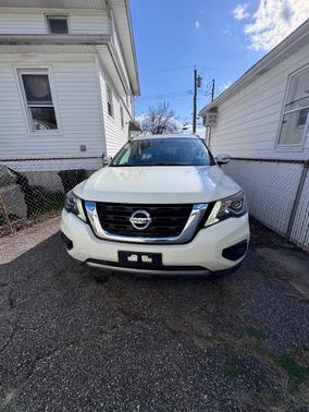 White 2017 Nissan Pathfinder S