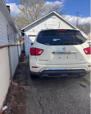 White 2017 Nissan Pathfinder S