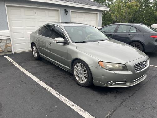 Green 2007 Volvo S80 V8
