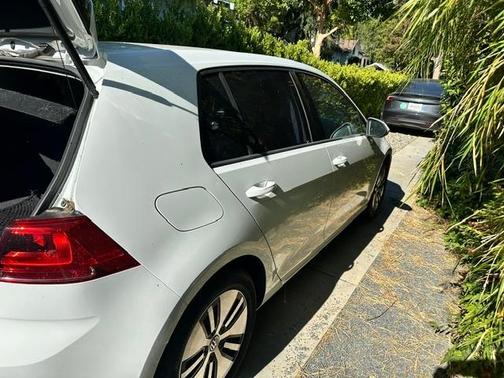 White 2016 Volkswagen e-Golf SE