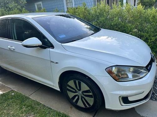 White 2016 Volkswagen e-Golf SE