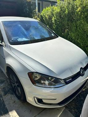 White 2016 Volkswagen e-Golf SE