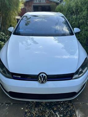 White 2016 Volkswagen e-Golf SE