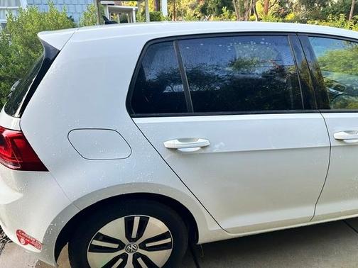 White 2016 Volkswagen e-Golf SE