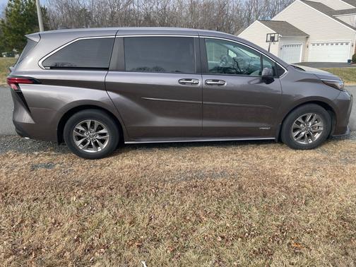 2021 Toyota Sienna XLE 8 Passenger