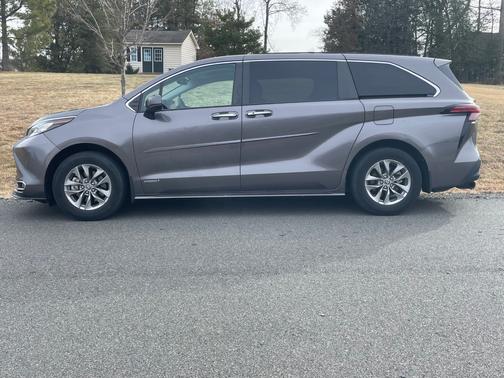 2021 Toyota Sienna XLE 8 Passenger