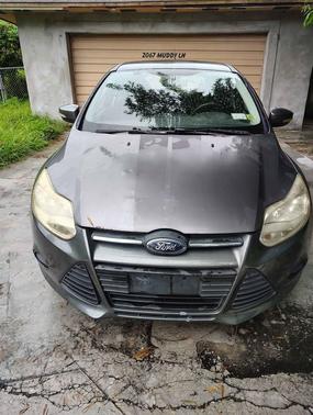 Gray 2014 Ford Focus SE