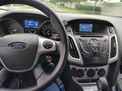 Gray 2014 Ford Focus SE
