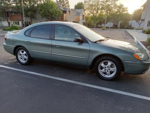 Green 2006 Ford Taurus SE