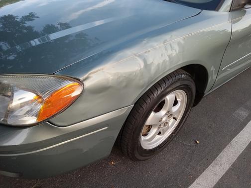 Green 2006 Ford Taurus SE
