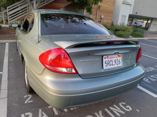 Green 2006 Ford Taurus SE