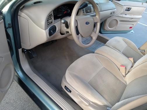 Green 2006 Ford Taurus SE
