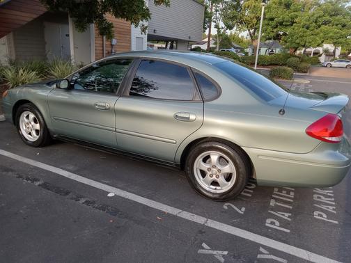 Green 2006 Ford Taurus SE